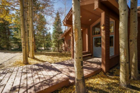 Redwood Lodge: Classic Mountain Getaway with Hot Tub in Downtown Breck!